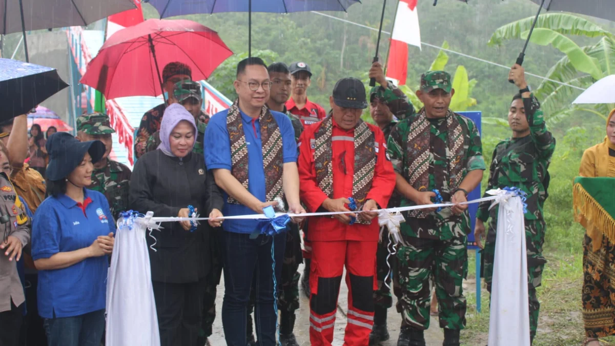 DIRESMIKAN: Ketua Dewan Pembina Vertical Rescue Indonesia, Letnan TNI (Purn), Anto Mukti Putranto bersama Kasdam lll/Siliwangi, Brigjen TNI Agus Saeful dan unsur lainnya secara simbolis meresmikan jembatan gantung dengan gunting pita di Desa Karangbungur, Surian baru-baru ini.