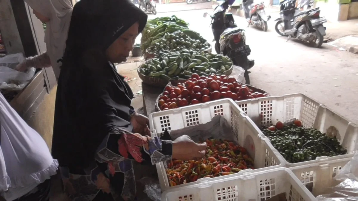 LAYANI: Salah satu pedagang di Pasar Conggeang saat melayani pembeli, baru-baru ini.