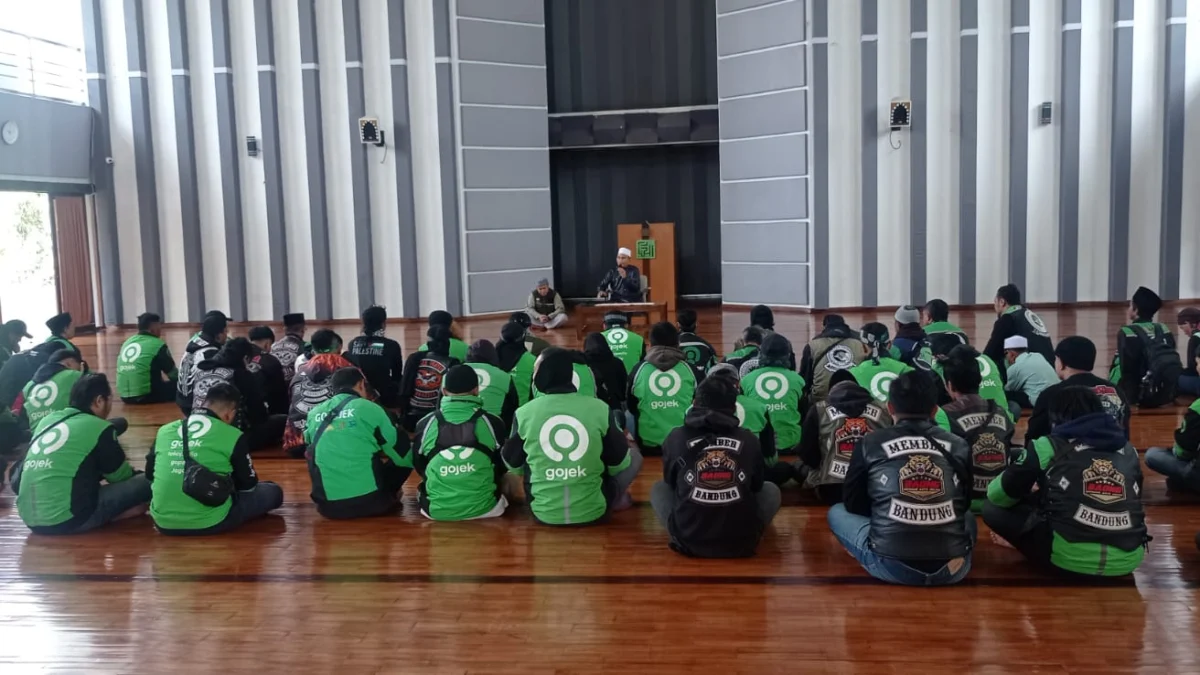 ANTUSIAS: Ratusan pengemudi ojek online di Jatinangor menggelar doa bersama sebagai bentuk dukungan dan solidaritas terhadap warga Palestina di Masjid Al Jabar ITBJatinangor, baru-baru ini.