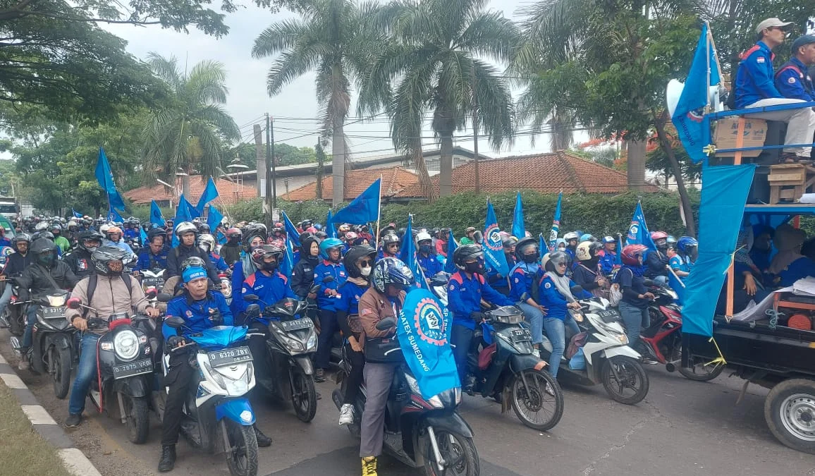 Aksi Buruh Bikin Lalu Lintas Lumpuh