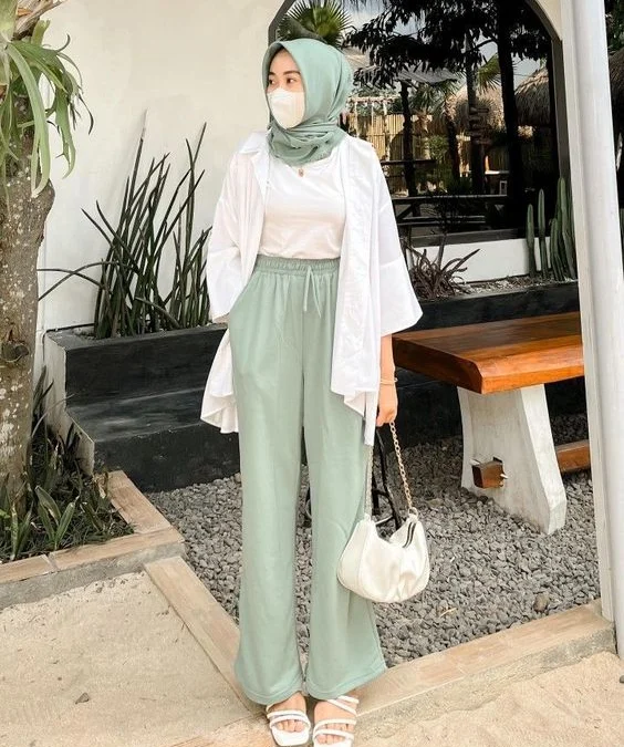 Baju yang cocok untuk celana hijau army