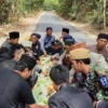 Jalan Mulus, Warga Sumedang Ngaliwet di Jalan