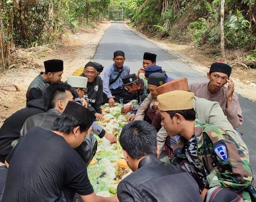 Makan Nasi Liwet Dijalan Yang Sedang Diperbaiki Syukuran bagi Warga Jalan Desa Jayamekar, Cibugel