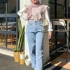 Hmm Celana Jeans Biru Muda Cocok dengan Baju Warna Apa Ya? Yuk Intip Disini