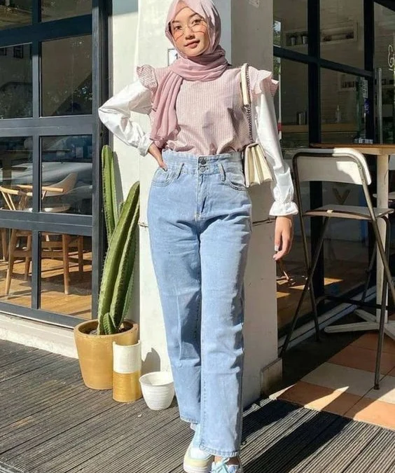 Hmm Celana Jeans Biru Muda Cocok dengan Baju Warna Apa Ya? Yuk Intip Disini