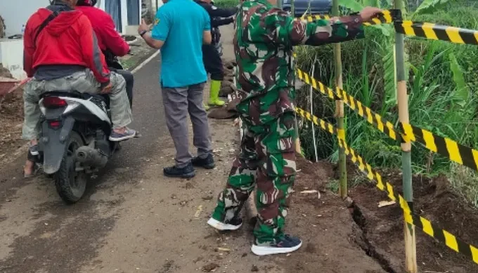 Akibat Longsor, Jalan di Desa Cijambu Tanjungsari Hampir Terputus