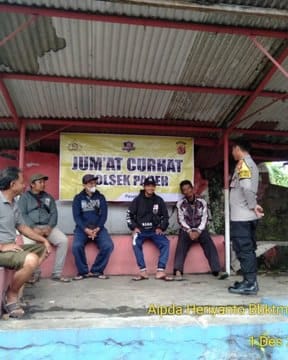 Bhabinkamtibmas Polsek Paseh Terlibat dalam Kegiatan Jum'at Curhat Bersama Warga Desa Pasireungit