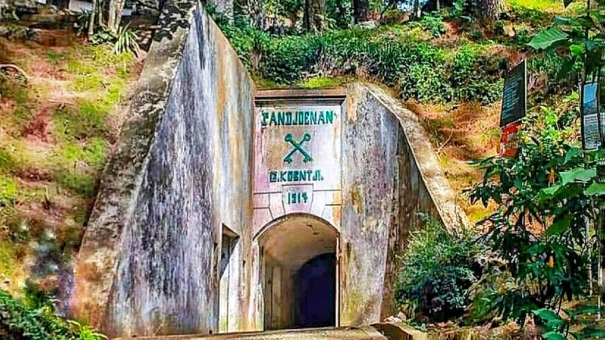 Benteng Panjoenan di Gunung Koentji Sumedang