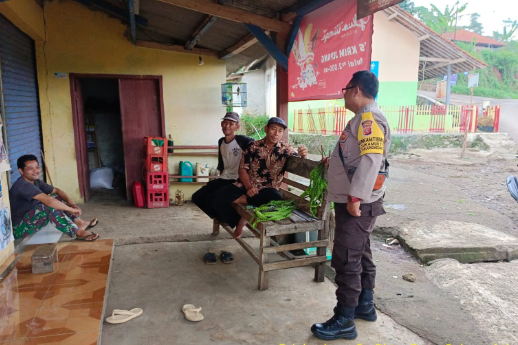 Anggota Polsek Tanjungmedar Patroli Jalan Kaki Guna Tingkatkan Keamanan