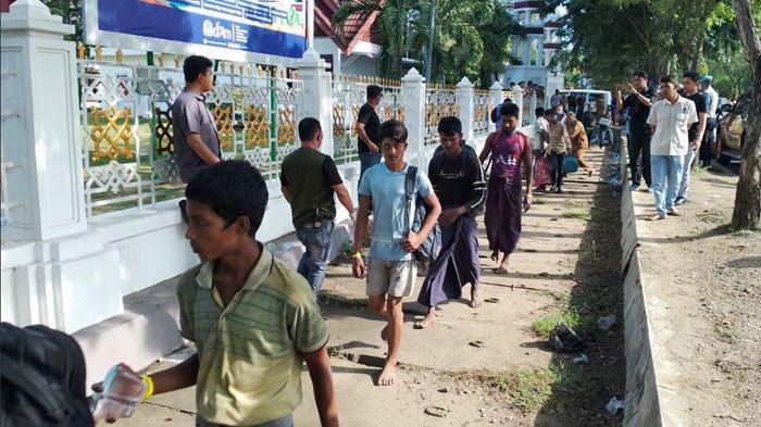 Pengungsi Rohingya Luntang-lantung di Kantor Gubernur Aceh Usai Ditolak Warga Setempat