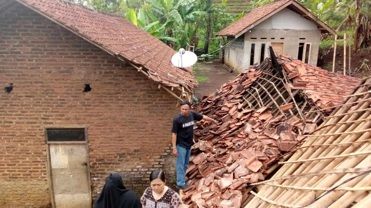 Kemarin Tabrakan, Sekarang Rumah Ambruk, Ada Apa Dengan Rancakalong Sumedang?