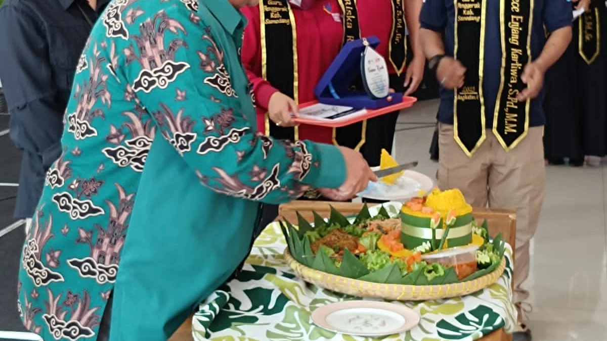 Kadisdik Sumedang Buka Lokarya 7 CGP Angkatan 8 Dengan Pemotongan Tumpeng