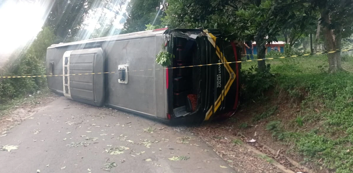 Taruna Galuh Utama dengan nomor polisi AA 1631 ED, yang membawa siswa pulang, mengalami kesulitan menanjak sehingga mundur dan terguling di Kirpay.