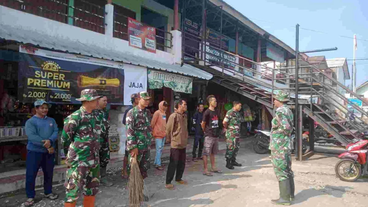 Kodim 0610/Sumedang Melaksanakan Giat Karya Bakti Pembersihan Pasar di Jatinunggal