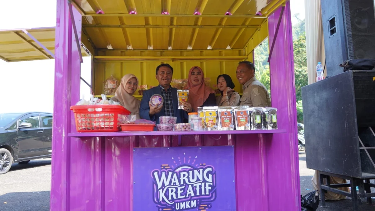 Bantuan Warung Boks Kontainer Bagi UMKM Sumedang