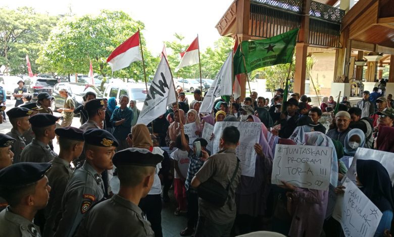 Kantor Pemda Sumedang Didemo WALHI Jabar dan Poktan Margawindu Tuntun Selesaikan Konflik Agraria