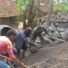 Koramil 1015/Cibugel Gotong Royong Bersama Masyarakat Membangun Jalan