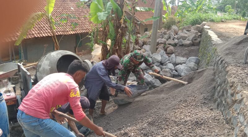 Koramil 1015/Cibugel Gotong Royong Bersama Masyarakat Membangun Jalan