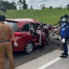 Kecelakaan di Tol Cisumdawu : Mobilio Hantam Dump Truk Batu Bara, Pengemudi Terjepit Mibl Ringsek