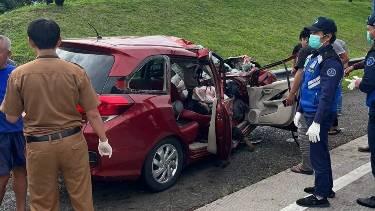 Kecelakaan di Tol Cisumdawu : Mobilio Hantam Dump Truk Batu Bara, Pengemudi Terjepit Mibl Ringsek