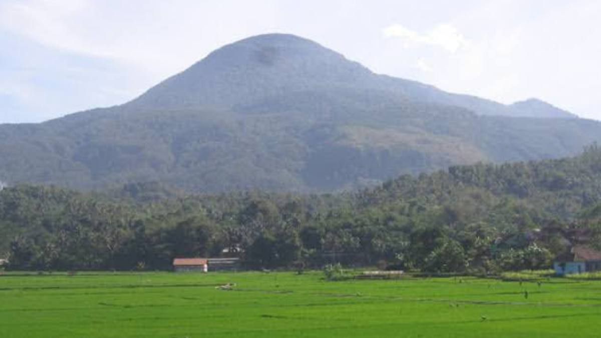 Misteri Benda Pusaka Bupati Sumedang Saat Hentikan Erupsi Gunung Tampomas