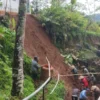 2 Orang Tewas Nenek dan Cucu Tertimbun Longsor di Ciamis