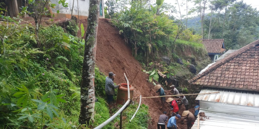 2 Orang Tewas Nenek dan Cucu Tertimbun Longsor di Ciamis