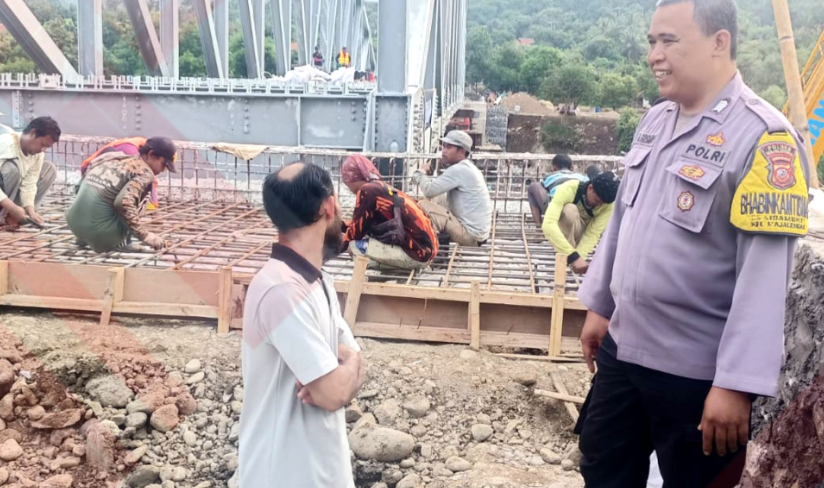 Penasaran! Bhabinkamtibmas Mengungkap Rencana Hebat di Proyek Jembatan Desa Kadu Sumedang