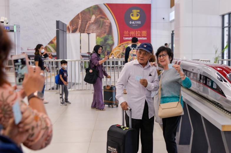 Fenomenal! Kereta Cepat Jakarta Bandung Laris Manis dengan Lebih dari 700 Ribu Penumpang!