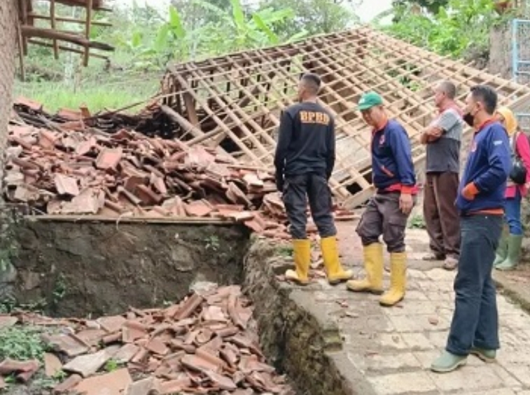 Ekslusif!!! BPBD Sumedang Kirim Bantuan Untuk Korban Bencana Longsor Rancakalong