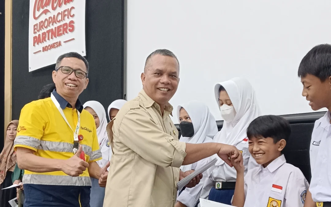 Coca-Cola Europacific Partners Indonesia Salurkan Bantuan Pendidikan Anak Berprestasi Warga Sekitar Pabrik Sumedang