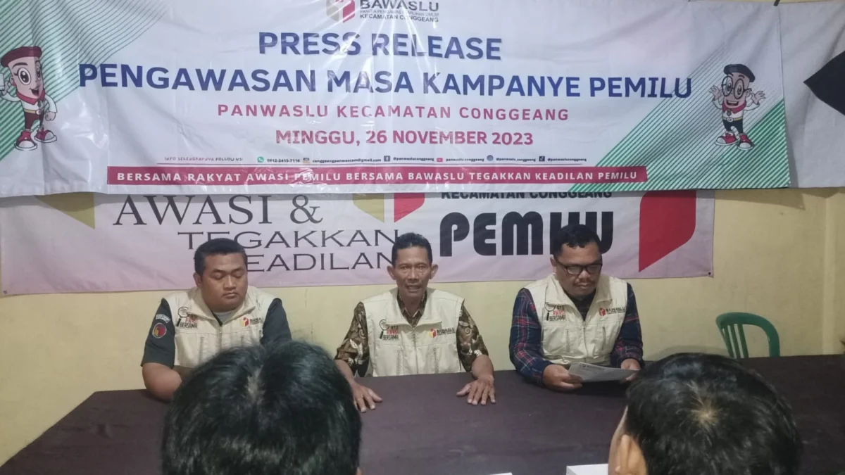 LAKUKAN PENGAWASAN: Jajaran Panwascam Conggeang saat melakukan Press Release Pengawasan Masa Kampanye Pemilu.