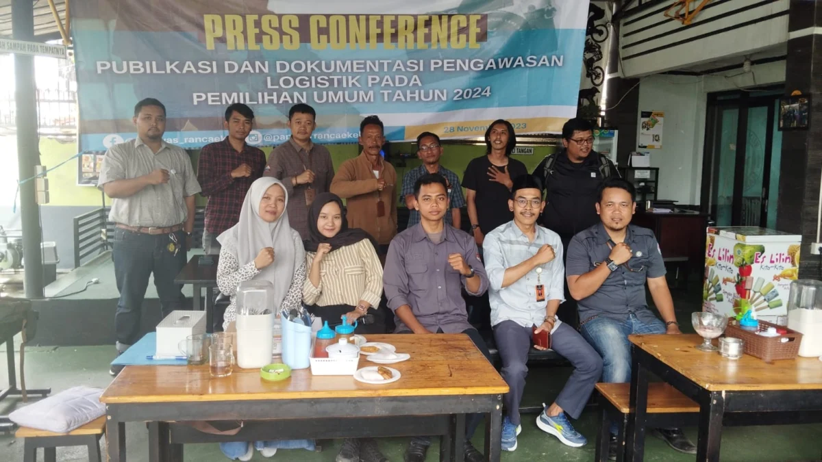 IMBAU: Pada hari pertama kampanye terbuka Pemilu 2024, sekretariat Panwaslu Kecamatan Rancaekek menggelar Press Conference di Caffe Rial Superceoss, baru-baru ini.