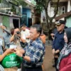 KUNJUNGI: Pj Bupati Sumedang, Herman Suryatman, turun langsung meninjau dampak longsor yang merusak rumah Iyus Suhendar (47) di Dusun Pasir Luhur, Desa Cipacing, Kecamatan Jatinangor, baru-baru ini.