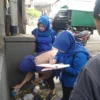 FOKUS: Karyawati Perumda Air Minum Tirta Medal saat melakukan pendampingan baca meter di salah satu wilayah tujuanya, baru-baru ini.