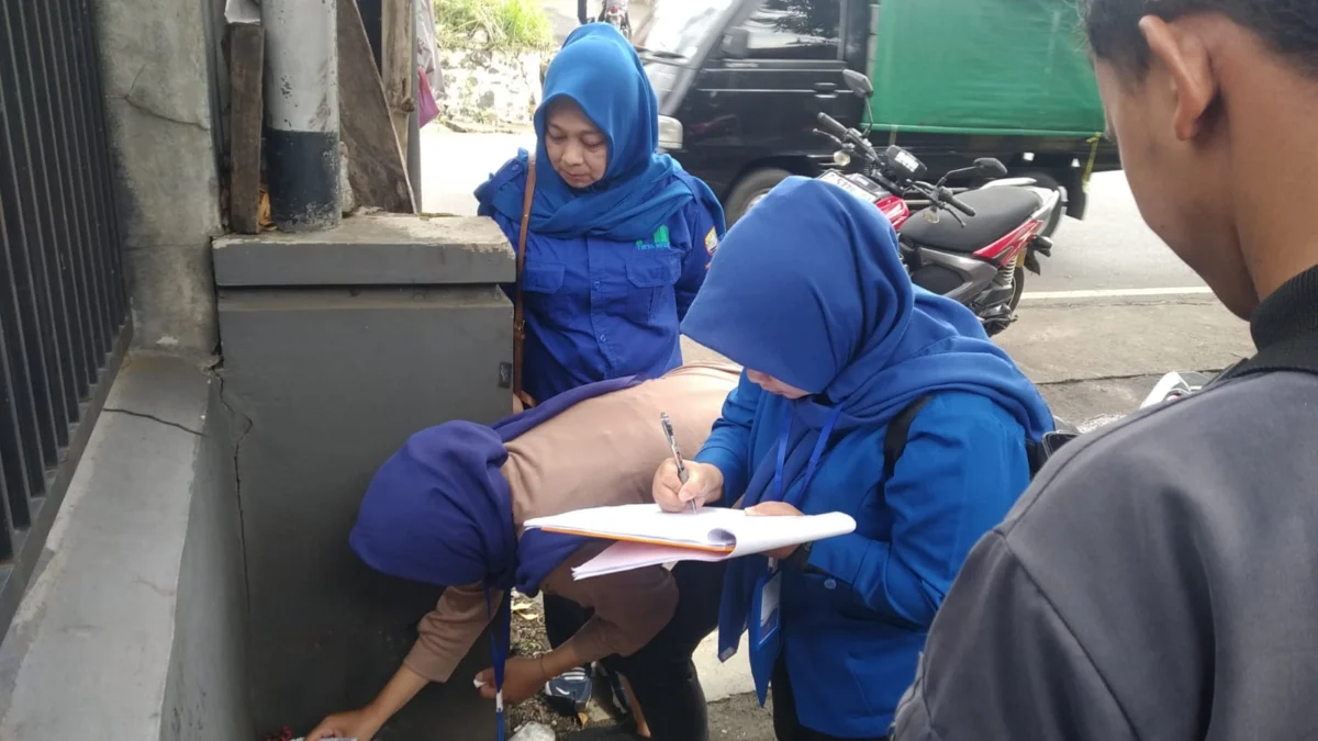 FOKUS: Karyawati Perumda Air Minum Tirta Medal saat melakukan pendampingan baca meter di salah satu wilayah tujuanya, baru-baru ini.