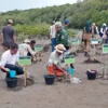 MENANAM: Gubernur Jawa Barat Bey Machmudin didampingi Kadishut Jabar Dodit Ardian Pancapana dan Bupati Subang Ruhimat melakukan penanaman pohon mangrove di Pesisir Pantai Pondok Bali, baru-baru ini.