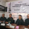 ATEP BIMO ARIO S/SUMEKS GELAR: Ketua Panwaslu Kecamatan Cimalaka, Idrus Supriyatna SAB beserta jajaran saat press release pengawasan logistik di Sekretariat Panwascam Cimalaka, baru-baru ini.