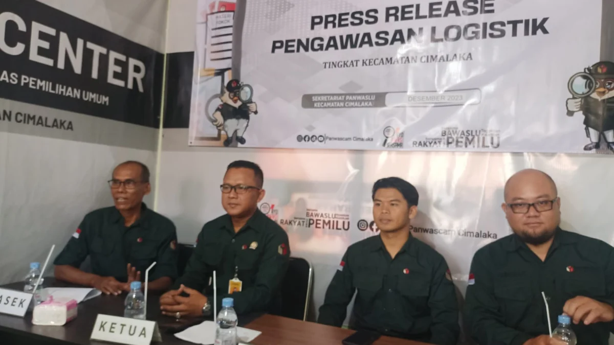 ATEP BIMO ARIO S/SUMEKS GELAR: Ketua Panwaslu Kecamatan Cimalaka, Idrus Supriyatna SAB beserta jajaran saat press release pengawasan logistik di Sekretariat Panwascam Cimalaka, baru-baru ini.