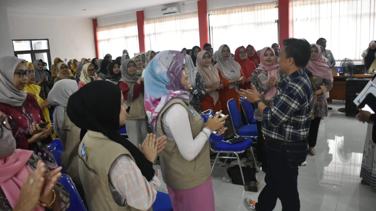 ANTUSIAS: Pj Bupati Sumedang Herman Suryatman melakukan sharing session sekaligus pembinaan terhadap 150 koordinator bidan, bidan desa, perwakilan kader dan perwakilan dari mahasiswa KKN Tematik Gotong Royong Membangun Desa, baru-baru ini.