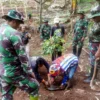 ANTUSIAS: Jajaran Kodim 0610/Sumedang saat melakukan penghijauan dengan menanam ribuan pohon, dalam upaya mencegah longsor dan banjir di Cirangkong, Sumedang Selatan, kemarin.