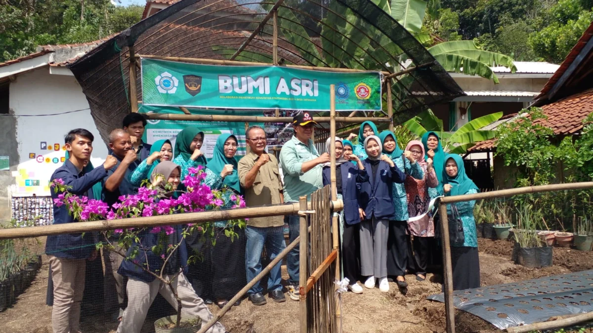 PERESMIAN: Camat Sumedang Utara, Drs Maman Wasman dan Kepala Desa Jatimulya Entis Sutisna S Sos, berserta para kader PKK, mahasiswa KKN Poltekesos Bandung pada peresmian Bumi Asri Di Desa Jatimulya, kemarin.