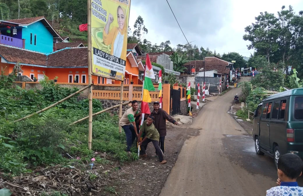 SIAP: Warga tengah menyiapakan acara Pasang Sungkur di Desa Sindulang, Kecamatan Cimanggung, baru-baru ini.