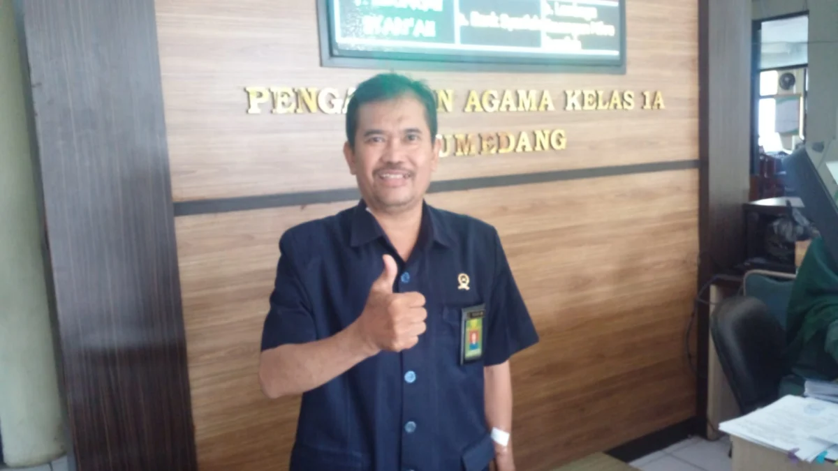 BERI KETERANGAN: Humas PA Sumedang, Drs Dimyati SH MH., seusai memaparkan program Isbat nikah dan perkara yang perlu dukungan dari Pemkab Sumedang, kepada Sumeks di kantornya, baru-baru ini.