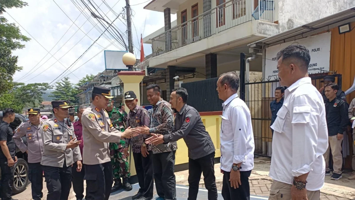 KUNJUNGI: Kapolres Sumedang, AKBP Indra Setiawan, melakukan pengecekan setiap ruangan fungsi Satuan Polsek Cimanggung di Mako Polsek Cimanggung Polres Sumedang Polda Jabar, kemarin.