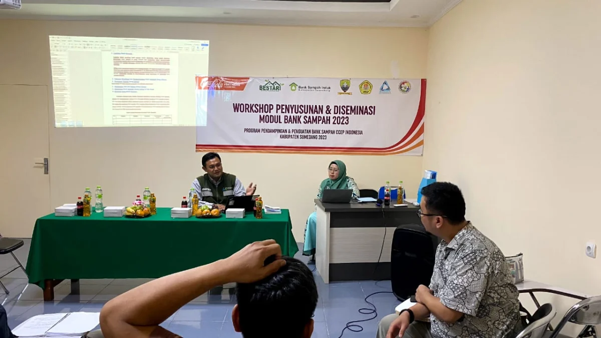 MATERI: Ketua Bank Sampah Induk Sumedang, Ahmad Tajudin saat menyampaikan materi Workshop Penyusunan dan Diseminasi Modul Bank Sampah 2023 di Universitas Sebelas April Sumedangm kemarin.