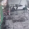 Aksi brutal tersebut terekam dengan jelas oleh kamera pengawas (CCTV)