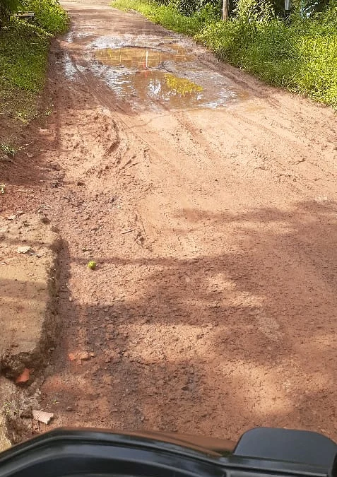 RUSAK: Pemotor tengah melintasi jalan rusak di Tanjungmedar Desa Jingkang. Jalanan yang berlubang dan terjal setiap harinya, menyulitkan transportasi.