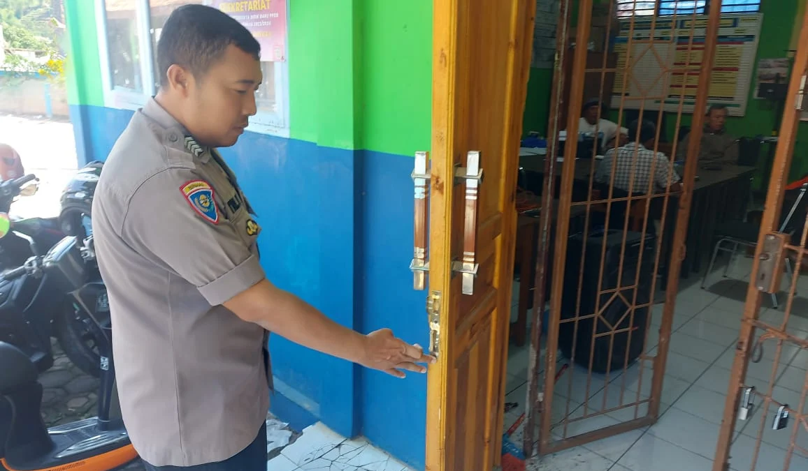 TKP: Polisi dan pihak sekolah menunjukan pintu masuk yang dirusak oleh pencuri di SD Negeri Cipareag, Desa Sukadana, Kecamatan Cimanggung, Sumedang, kemarin.