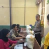 DISALURKAN: Warga saat menerima Bantuan Pangan Non Tunai (BPNT) berupa beras tahun 2023 telah disalurkan dengan sukses di Desa Sawahdadap, Kecamatan Cimanggung, Kabupaten Sumedang, baru-baru ini